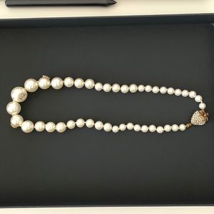 Gucci faux pearl necklace with strawberry closure